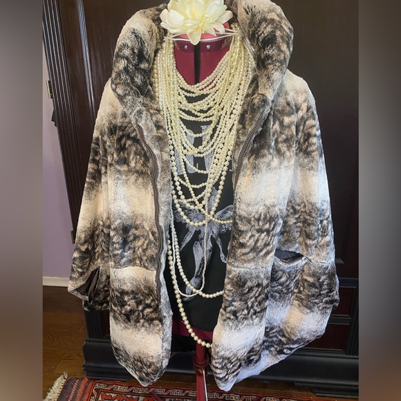 Lindi Animal Print Faux-fur Cape - Picture 12 of 16